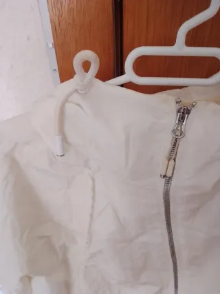 Chaqueta cortavientos blanca