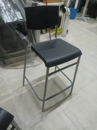 Dos sillas altas o taburetes