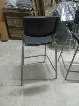 Dos sillas altas o taburetes