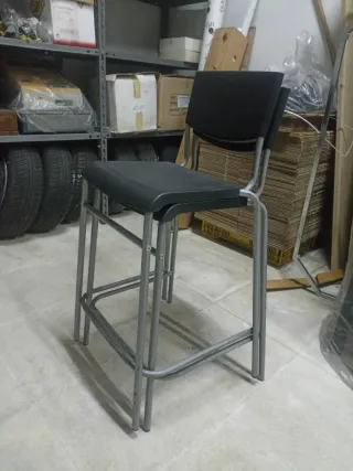 Dos sillas altas o taburetes