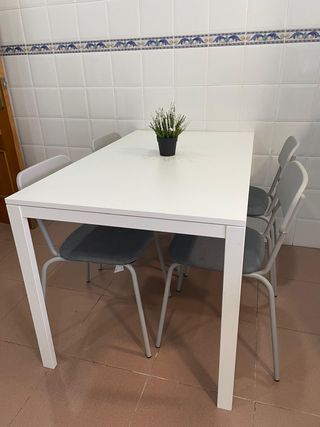 Mesa de comedor con 4 sillas