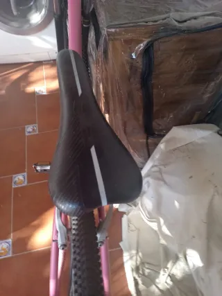 Bicicleta rosa en buen estado