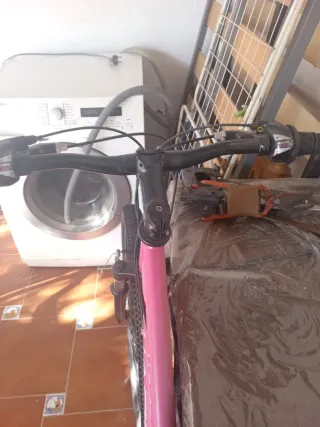 Bicicleta rosa en buen estado