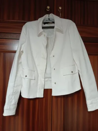 Chaqueta corta, manga larga.