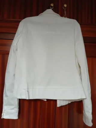 Chaqueta corta, manga larga.