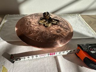 Bombonera de cobre con tapa decorada