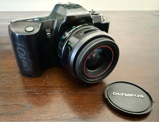 Cámara analógica Olympus, objetivo 35/70 y funda