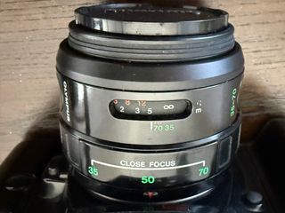 Cámara analógica Olympus, objetivo 35/70 y funda