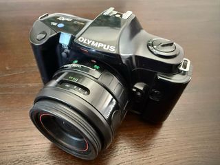 Cámara analógica Olympus, objetivo 35/70 y funda