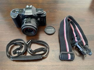 Cámara analógica Olympus, objetivo 35/70 y funda