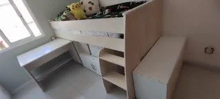 Habitación infantil litera con escritorio