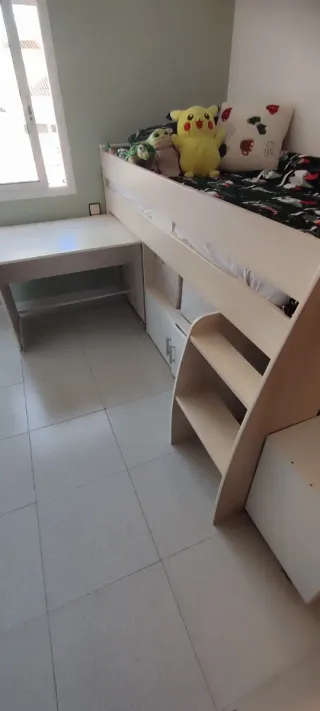 Habitación infantil litera con escritorio