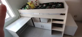 Habitación infantil litera con escritorio