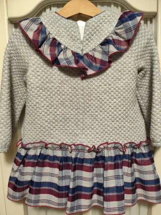 Vestido de bebé con volantes y cuadros