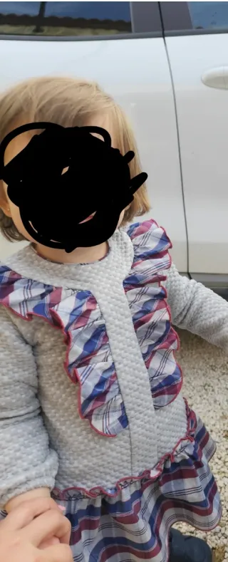 Vestido de bebé con volantes y cuadros