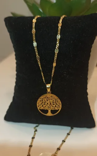 Colgante y cadena de oro 18k.