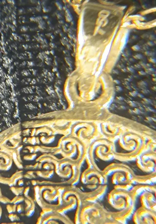 Colgante y cadena de oro 18k.