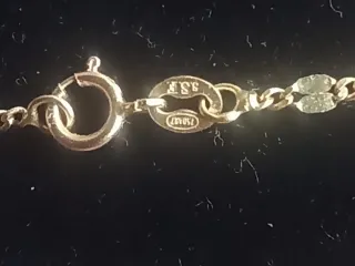 Colgante y cadena de oro 18k.