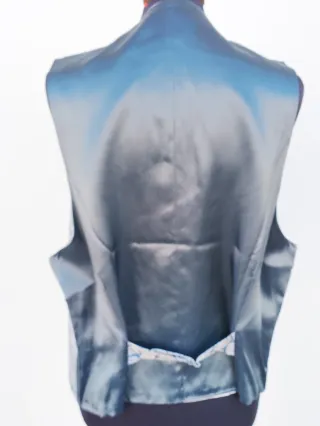 Gilet in seta con cravatta corta