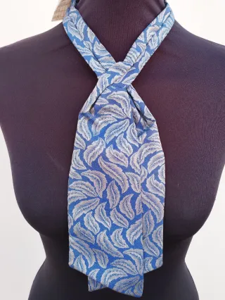 Gilet in seta con cravatta corta