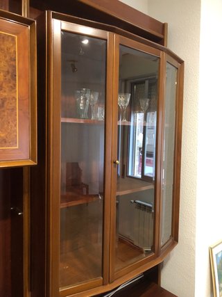 Mueble clásico salón madera y cristal