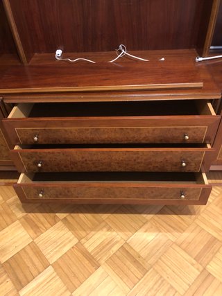 Mueble clásico salón madera y cristal