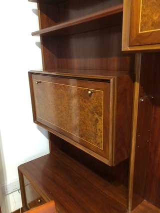 Mueble clásico salón madera y cristal