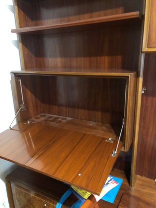 Mueble clásico salón madera y cristal