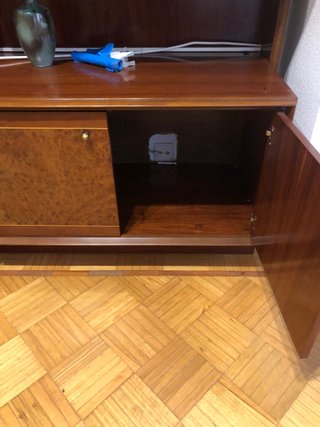 Mueble clásico salón madera y cristal
