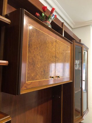 Mueble clásico salón madera y cristal