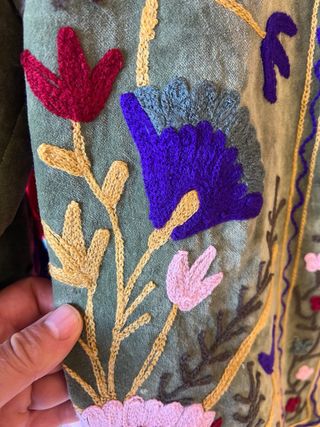 Chaqueta de algodón y terciopelo bordada.