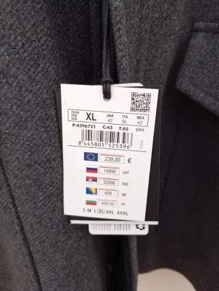 Abrigo gris con capucha