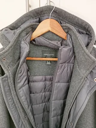 Abrigo gris con capucha