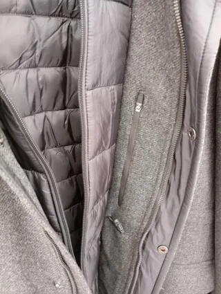 Abrigo gris con capucha