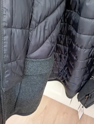 Abrigo gris con capucha