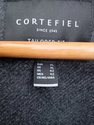 Abrigo gris con capucha