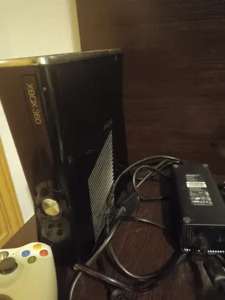 Xbox 360 completa, funcionando,con mandos y juegos