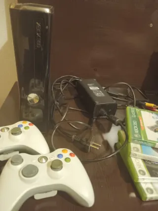 Xbox 360 completa, funcionando,con mandos y juegos