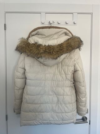 Abrigo acolchado Zara blanco con capucha