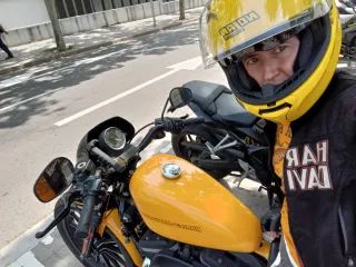 Harley Davidson 883 Amarilla