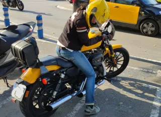 Harley Davidson 883 Amarilla