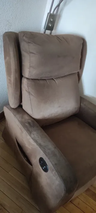 Sillón elevador de tela marrón