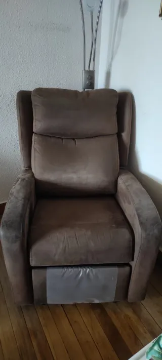 Sillón elevador de tela marrón