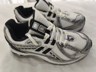 Zapatillas New Balance Plata y Blanco