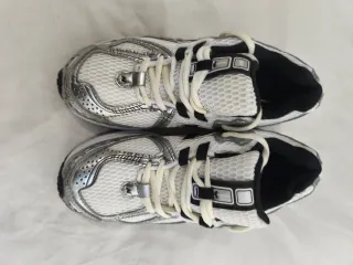 Zapatillas New Balance Plata y Blanco