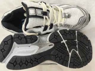 Zapatillas New Balance Plata y Blanco