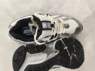 Zapatillas New Balance Plata y Blanco