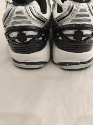 Zapatillas New Balance Plata y Blanco