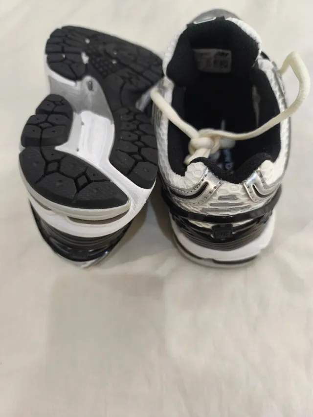 Sneakers New Balance Argento e Bianco