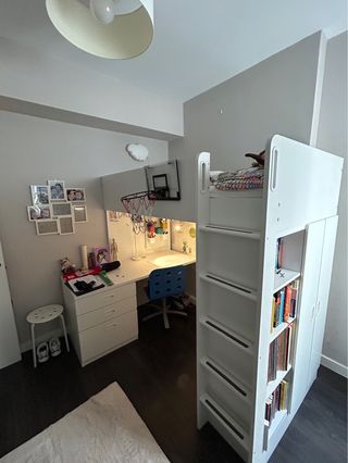 Cama alta, escritorio con cajonera Småstad.